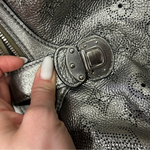 Louis Vuitton MAHINA LEATHER BAG - Picture 4 of 10